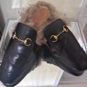 GUCCI Men's Black Leather Princetown Fur Lined Mules